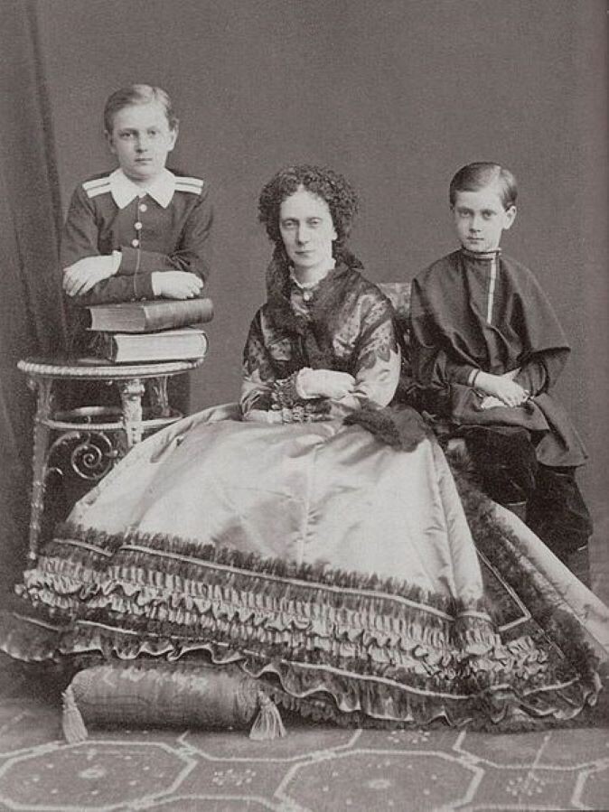 Императрица Мария Александровна с младшими сыновьями - Сергеем и Павлом