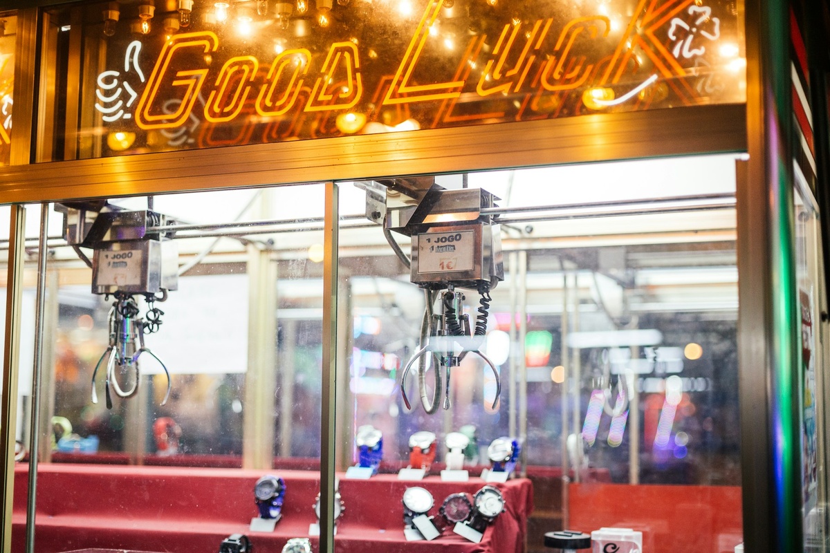     Почему так трудно выиграть в автомате с игрушками и как обмануть систему