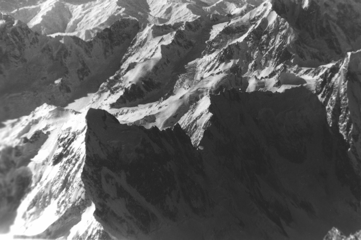 Большой Кавказский хребет. 80-е года. Вид из кабины Як-40 273 Элистинского ЛО. За фото из личного архива огромное спасибо Геннадию Колпикову  