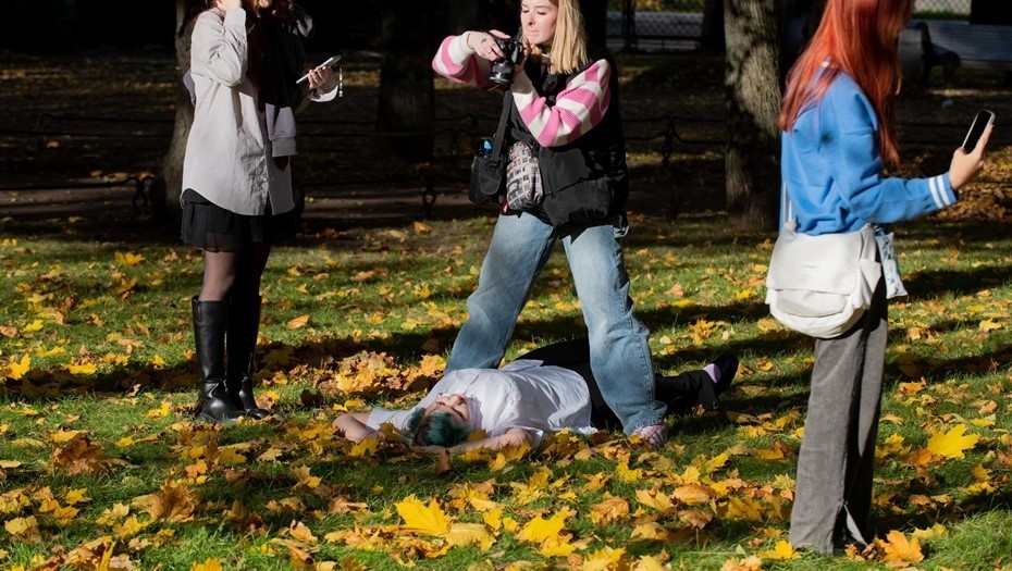    Горожане и гости города фотографируются в осеннем Александровском саду. Автор фото: Ермохин Сергей