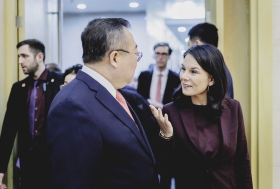    Анналена Бербок и Лю Цзяньчао, министр международного отдела Центрального комитета Коммунистической партии Китая