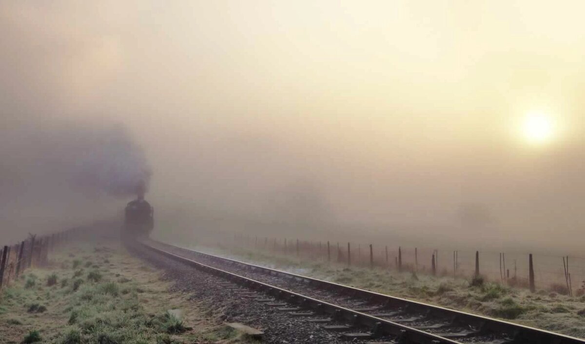 Поезд , видимо, заблудился где то в тумане.
