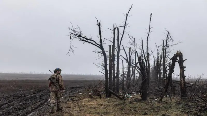 Вооруженные силы Украины находятся в тяжелом положении возле Великой Новоселки. Российская армия постепенно окружает этот поселок одновременно с нескольких направлений.