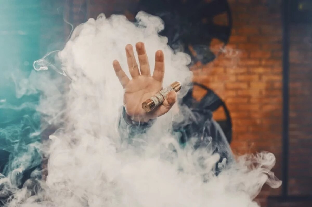    «Это просто пиар». Эксперт высказался о запрете курения на ходу