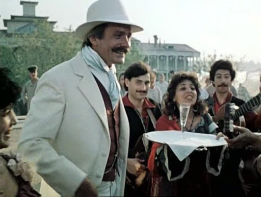 Цыганские напевы в фильме — это не просто фон. Они становятся голосом души героини.