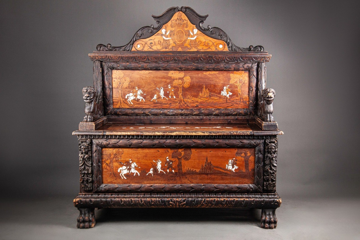 Кассапанка Théodore.
Орех, платан, интарсия слоновой костью, Франция, XVII век. 
Собрание галереи «Живые Вещи».