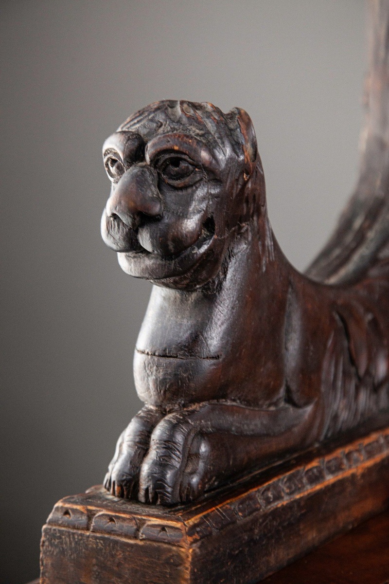 Кассапанка Théodore.
Орех, платан, интарсия слоновой костью, Франция, XVII век. 
Собрание галереи «Живые Вещи».