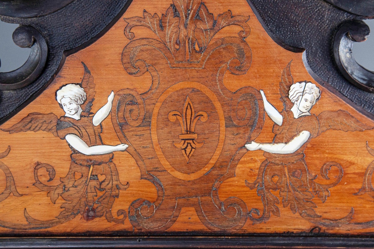 Кассапанка Théodore.
Орех, платан, интарсия слоновой костью, Франция, XVII век. 
Собрание галереи «Живые Вещи».