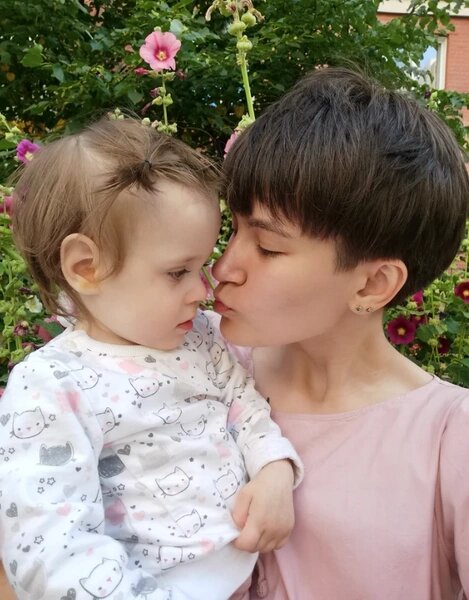 Маленькая Аня с новой мамой, Анастасией ОдидоИсточник:«Комсомольская правда»