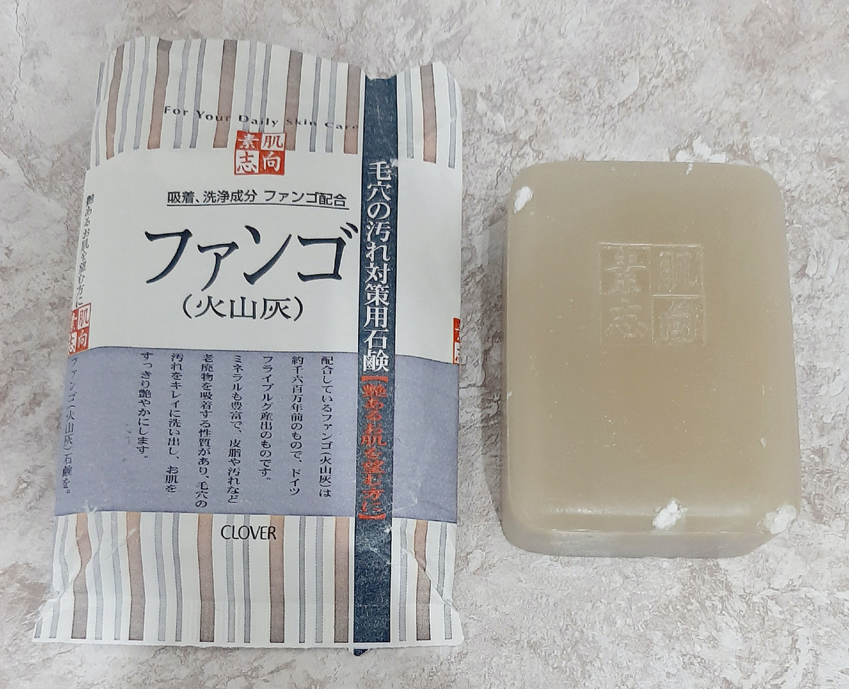 Мыло для очищения пор Clover Фанго с вулканическим пеплом и термальной водой. Производитель Clover. Япония. Вес 120 гр.  Использовала для умывания, 6,5 месяцев. У меня чувствительная кожа, и пока это единственное мыло, которое мне подходит. Кожу не сушит, не стягивает, очищает бережно. Аромат теплый, приятный, натуральный.