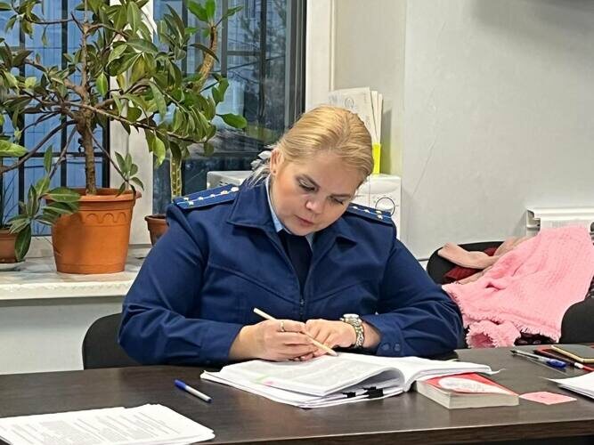    Гособвинитель Виктория Аюпова огласила перечень административных штрафов, которые висели на машинах подсудимого