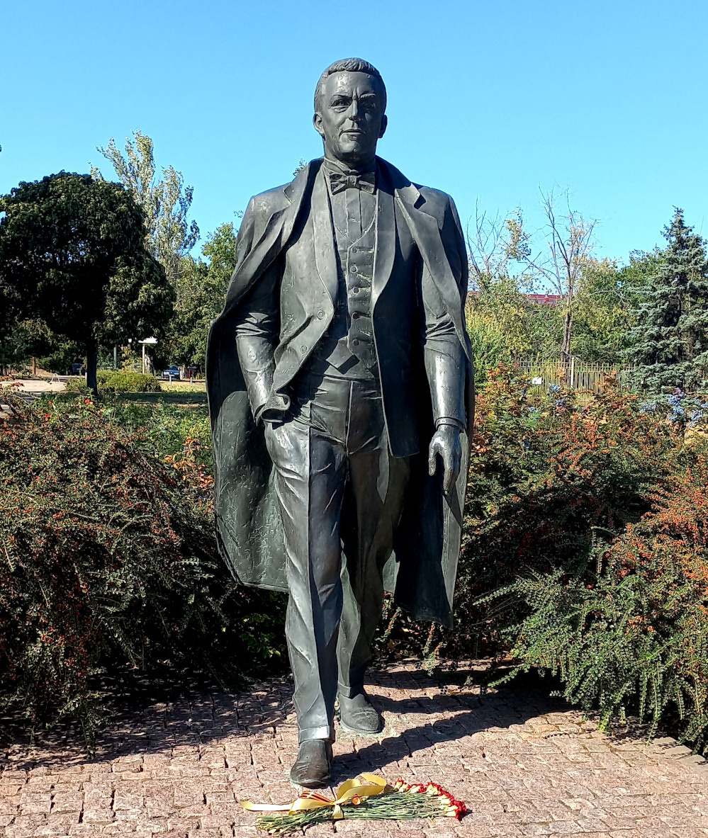 Памятник Иосифу Кобзону в Донецке. Автор скульптор Александр Рукавишников