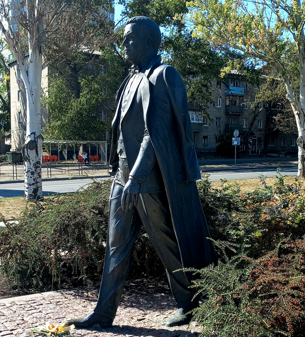 Памятник Иосифу Кобзону в Донецке. Автор скульптор Александр Рукавишников