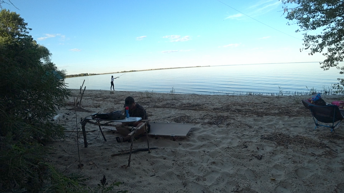 Каждый занят своим делом