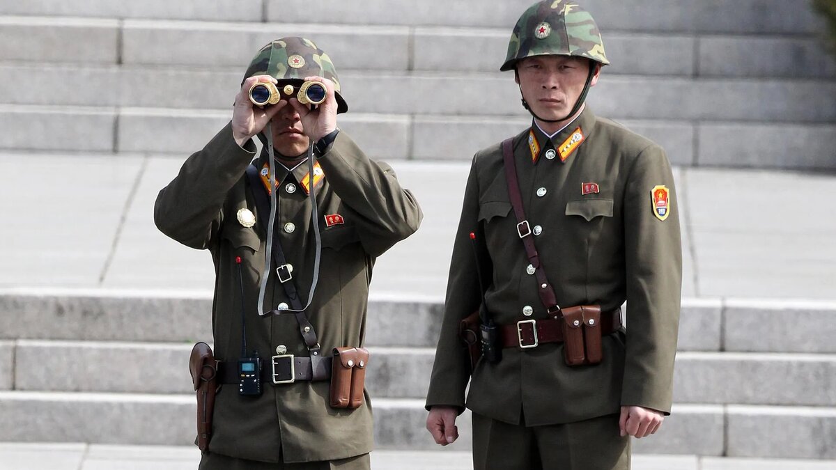 Фото: Военнослужащие КНДР смотря на солдата со стороны Южной Кореи. Park Jin-Hee/ZUMAPRESS.com/Global Look Press