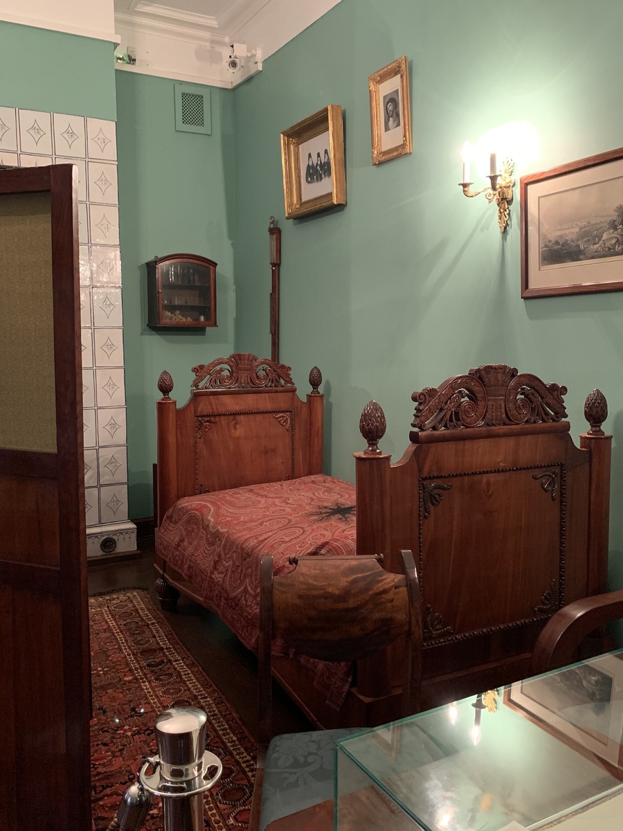 Воссозданная комната Гоголя, где он прожил последние годы жизни.