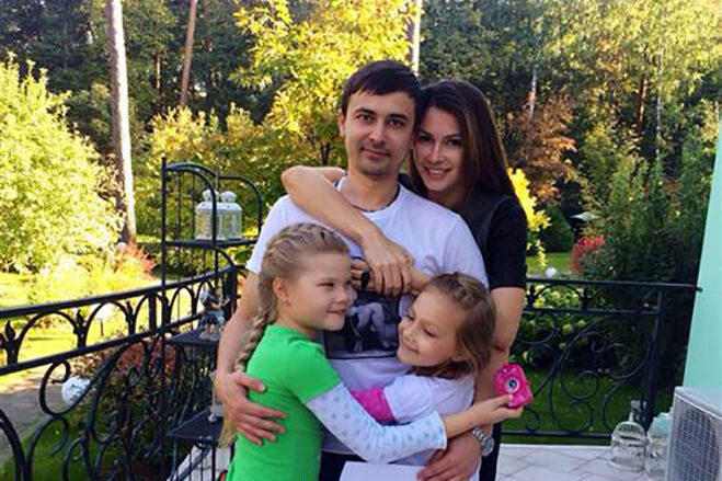 Ольга с первым мужем и дочерьми