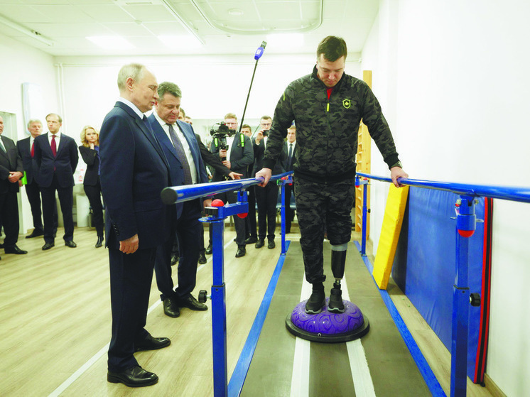 НАСТРОЙКА ПРОТЕЗА НА ТРЕНАЖЕРАХ.ФОТО: KREMLIN.RU