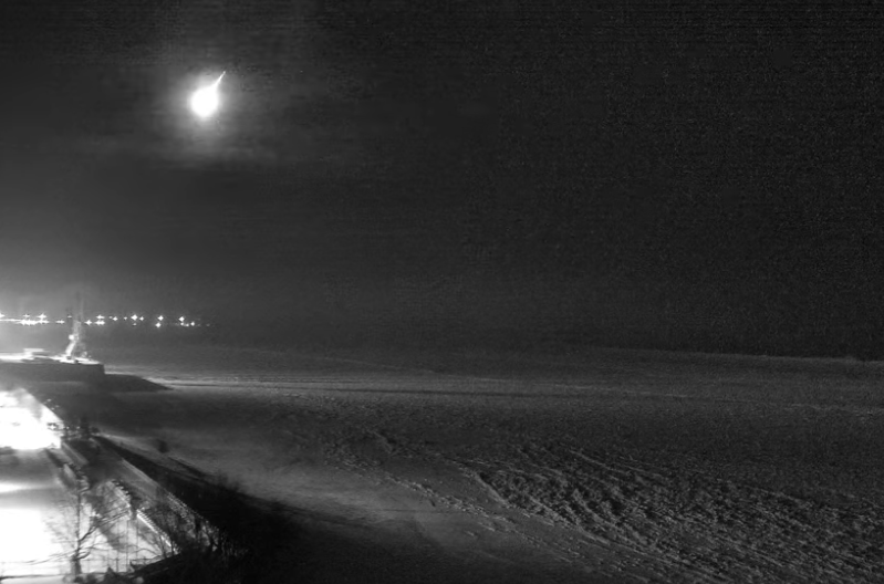 C0WEPC5 сгорает в атмосфере Земли, скриншот с трансляции онлайн камеры LarryRos