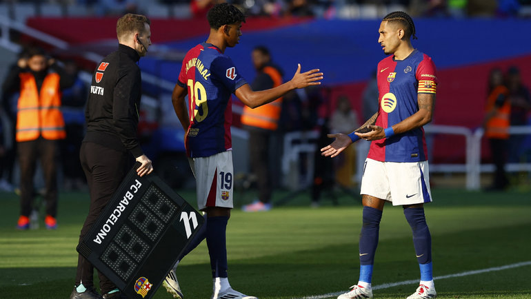    Футболисты «Барселоны» Ламин Ямаль и Рафинья. Reuters