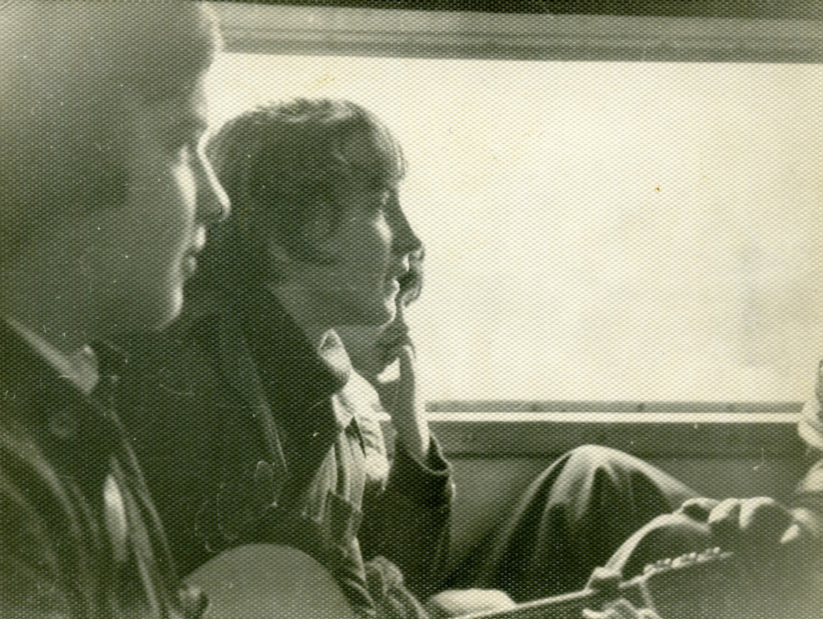 1977 г., едем с одноклассниками к кому-то на дачу. Стопудово я пел эту песню в электричке!