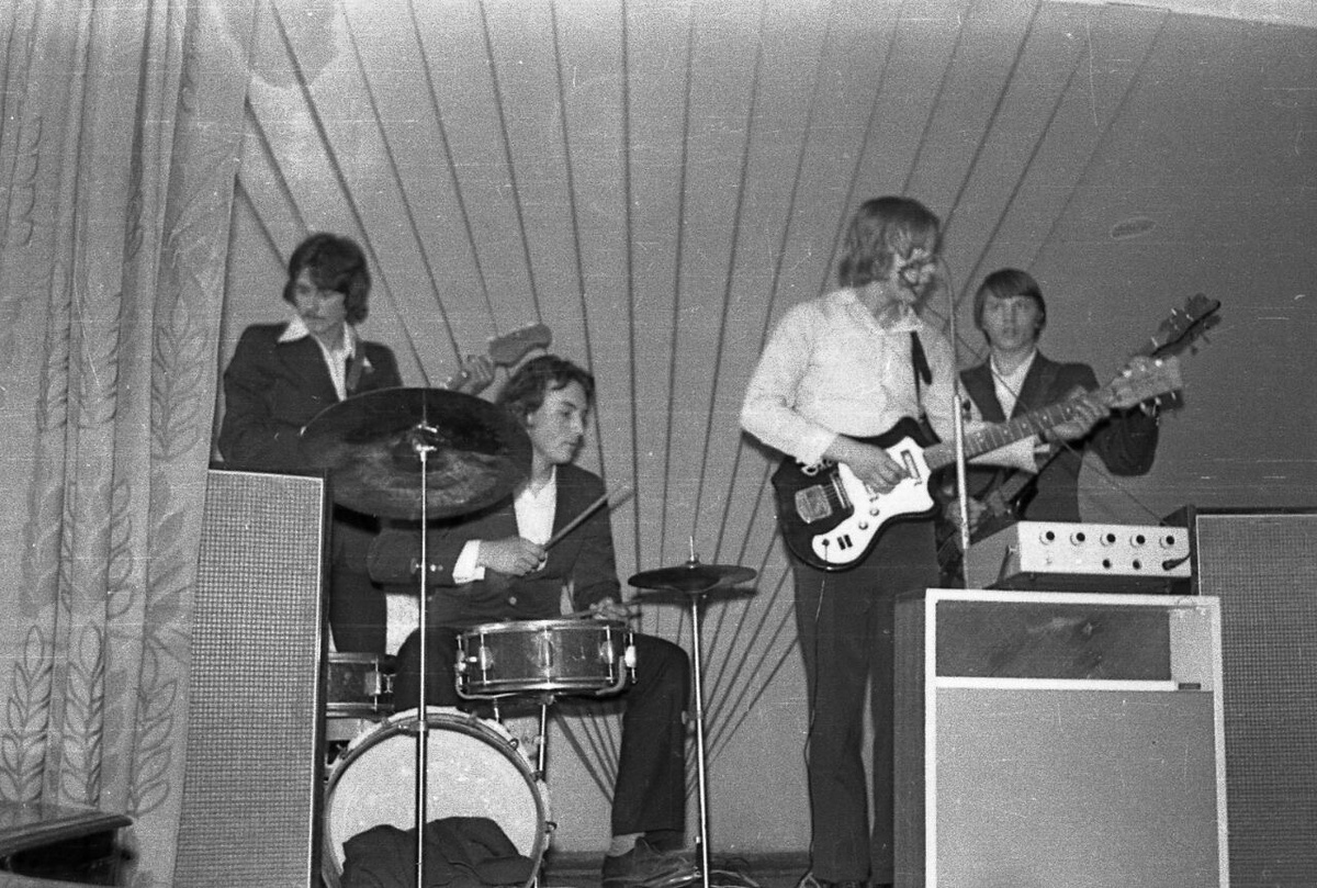 Наш школьный ансамбль на сцене актового зала. Я - в белом )))