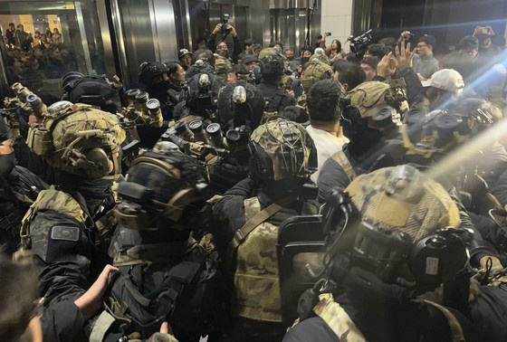    Южная Корея. Сеул. Южнокорейские военные пытаются проникнуть в здание Национальной ассамблеи