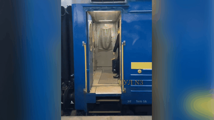    На вокзале в Киеве, куда Шольц приехал впервые за 2,5 года, канцлера встретили с радостью. "Ваш приезд - большая честь для нас!". Особый интерес у журналистов вызвал чемоданчик Шольца - что там у него? Деньги, еда или оружие? Видео: ТГ-канал "Пул №3"