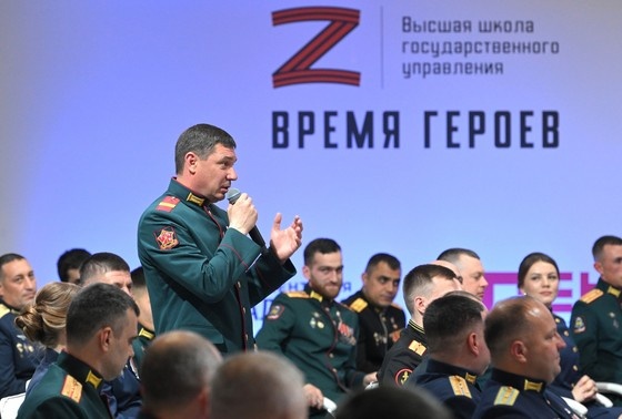    Депутат Госдумы, старший сержант, доброволец, ветеран СВО Евгений Первышов на встрече с участниками программы «Время героев»