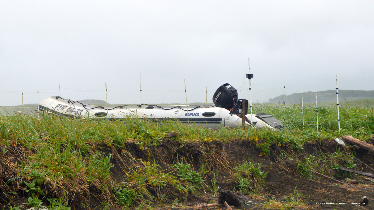 Лодка у кордона в устье Большой Чажмы
