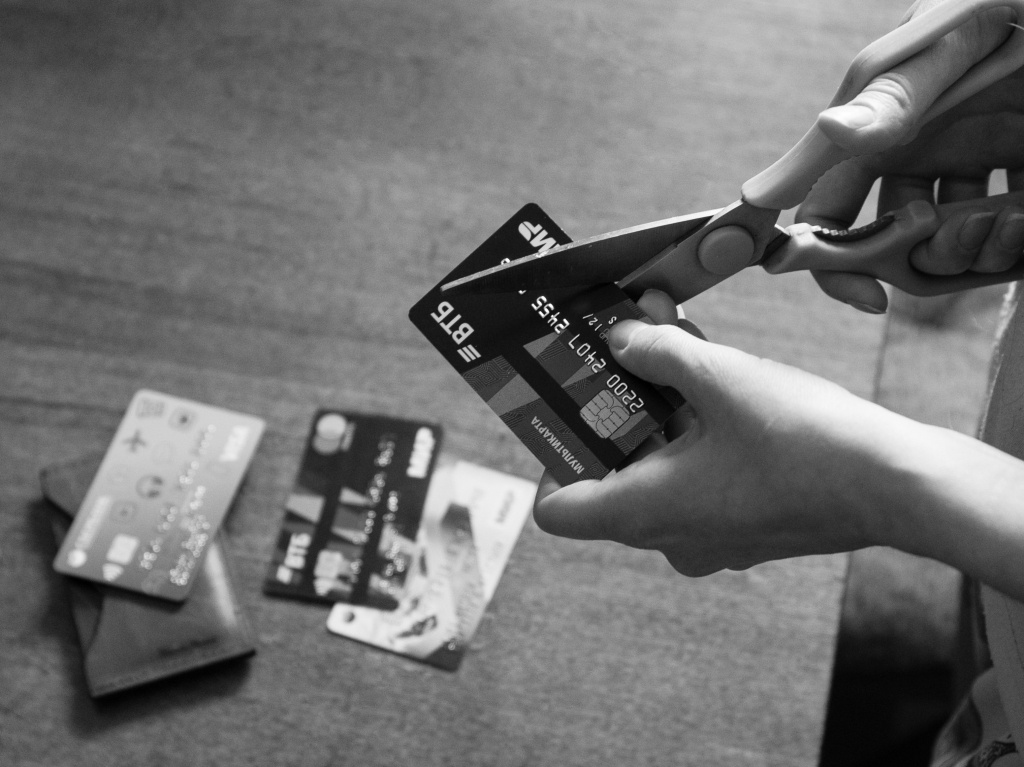    Мошенники выкачали из нефтеюганцев «всего» 142 млн рублей