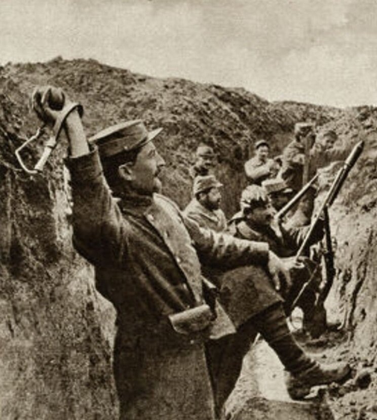 Французский солдат кидает гранату-браслет