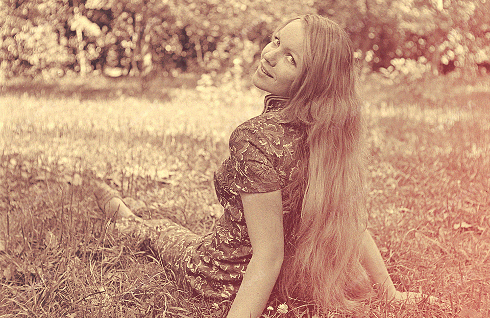 Актриса В.И. Теличкина в парке / Москва. 1970-1975 гг. / Фотограф: О.А. Мерцедин / РГАКФФД. Арх.№ 1-115522