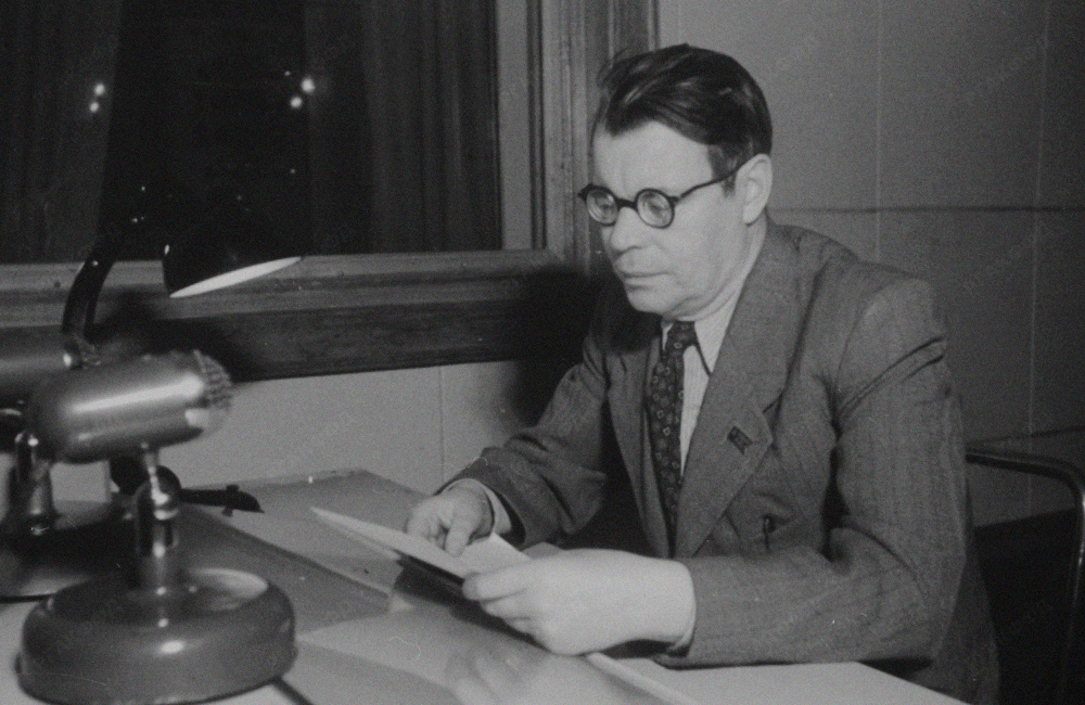 Выступление поэта М.В. Исаковского по радио / Москва. Январь 1951 г. / Фотограф: В. Горшков / РГАКФФД. Арх.№ 0-325570