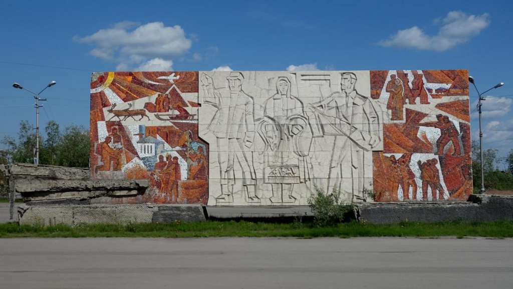 Стела "Первооткрывателям печорского угольного бассейна" Открыта в 1970 году, к 25-летию основания Воркуты. Авторы Г. Браилко и В. Яценко