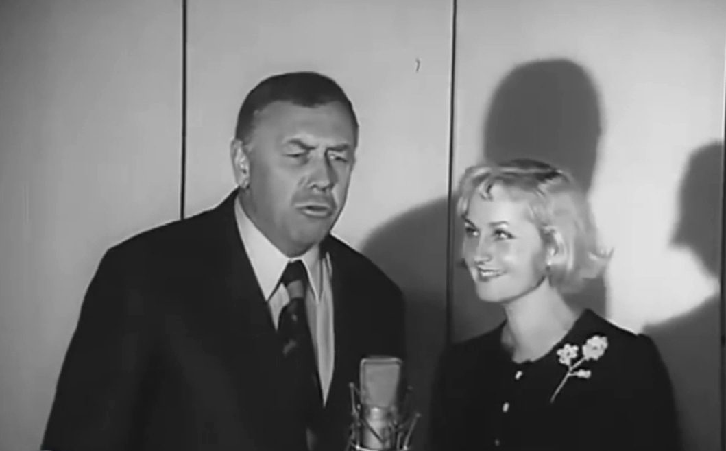 Анатолий Папанов и Клара Румянова во время озвучивания мультфильма "Ну, погоди!". Запись Госфильмофонда (скриншот) 