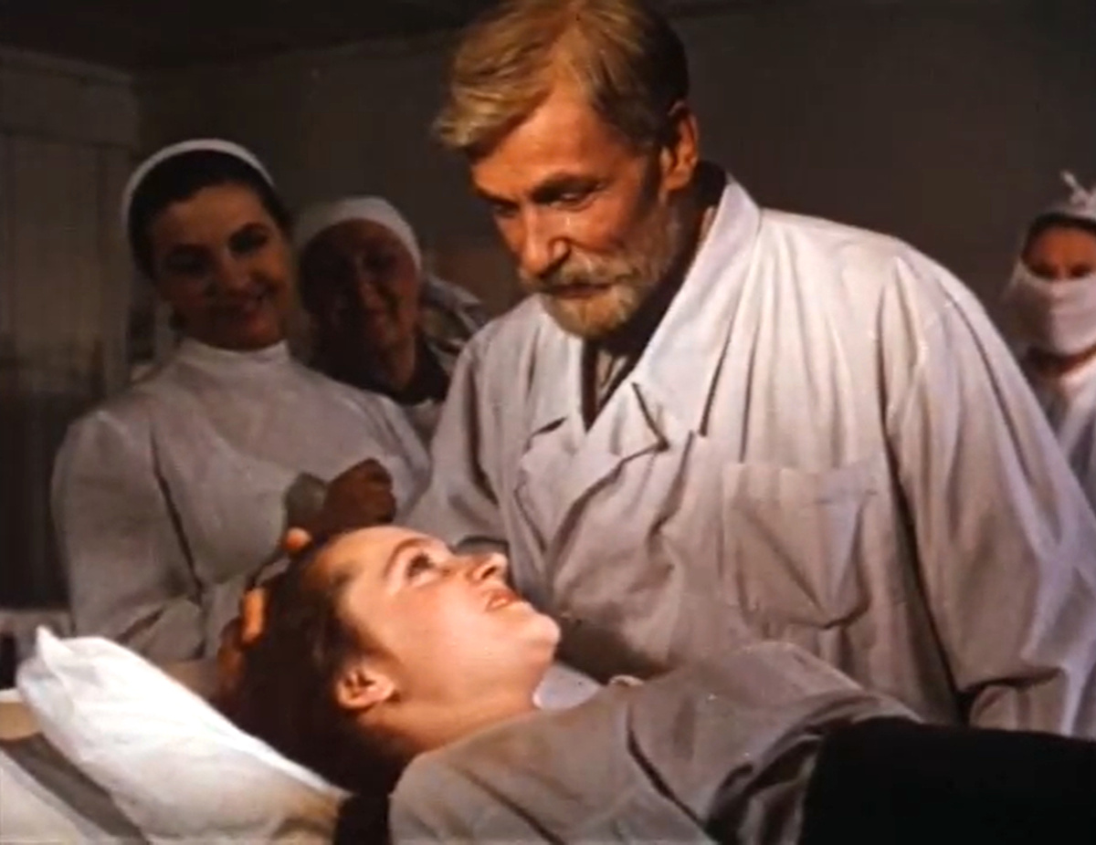 Кадр из кинофильма "Сельский врач", 1951 г., режиссер Сергей Герасимов, сценарист Мария Смирнова, композитор Николай Будашкин (скриншот) 