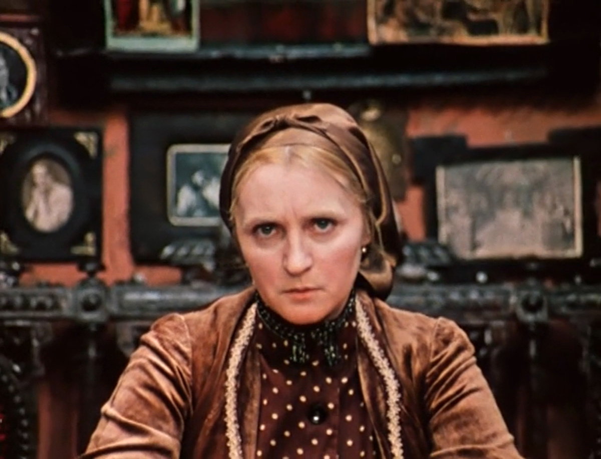 Кадр из кинофильма "12 стульев", 1971 г., режиссер Леонид Гайдай, сценаристы Владлен Бахнов, Леонид Гайдай, композитор Александр Зацепин (скриншот) 