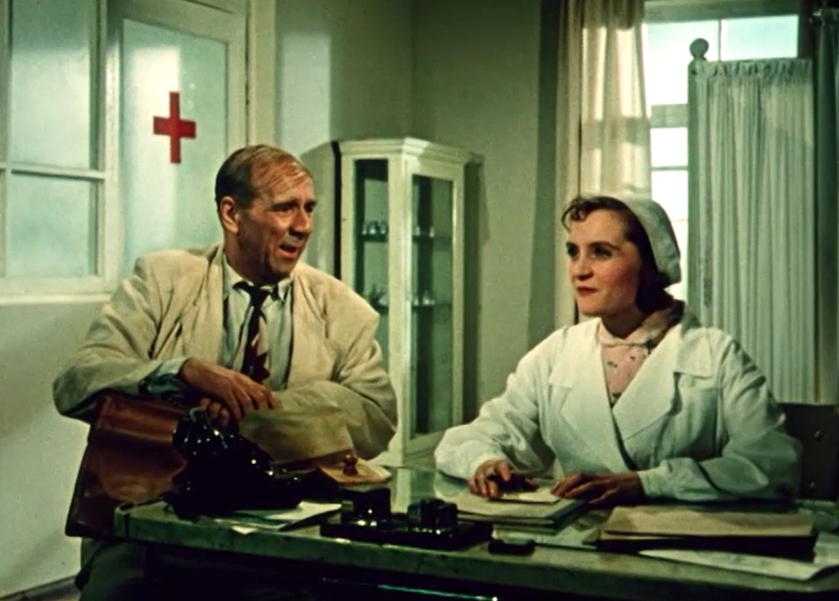 Кадр из кинофильма "Жених с того света", 1958 г., режиссер Леонид Гайдай, сценаристы Владимир Дыховичный, Морис Слободской, композитор Арно Бабаджанян (скриншот) 