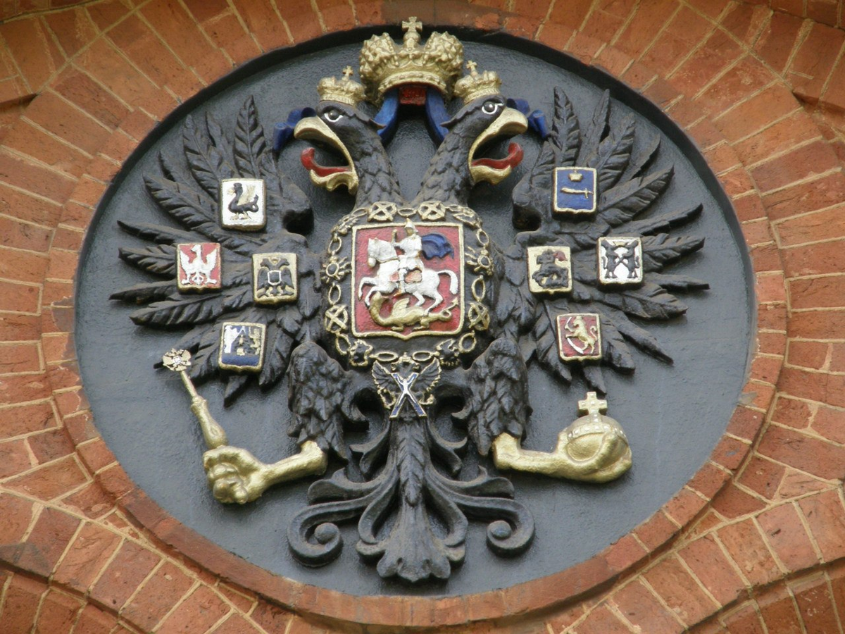 Немного геральдики. На территории Военно-исторического музея артиллерии, инженерных войск и войск связи. Фото автора