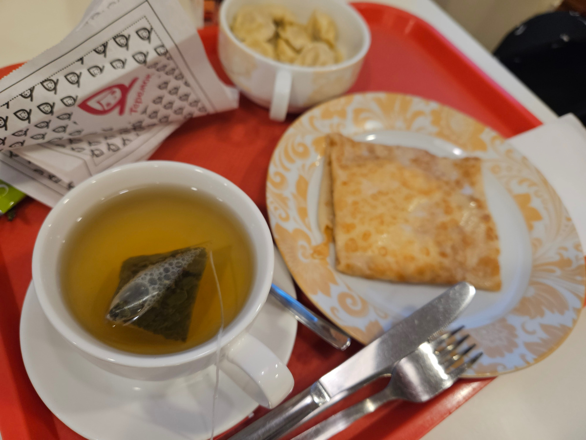 Собирались в итальянский ресторан после океанариума, а в итоге ели блины из Теремка до похода туда