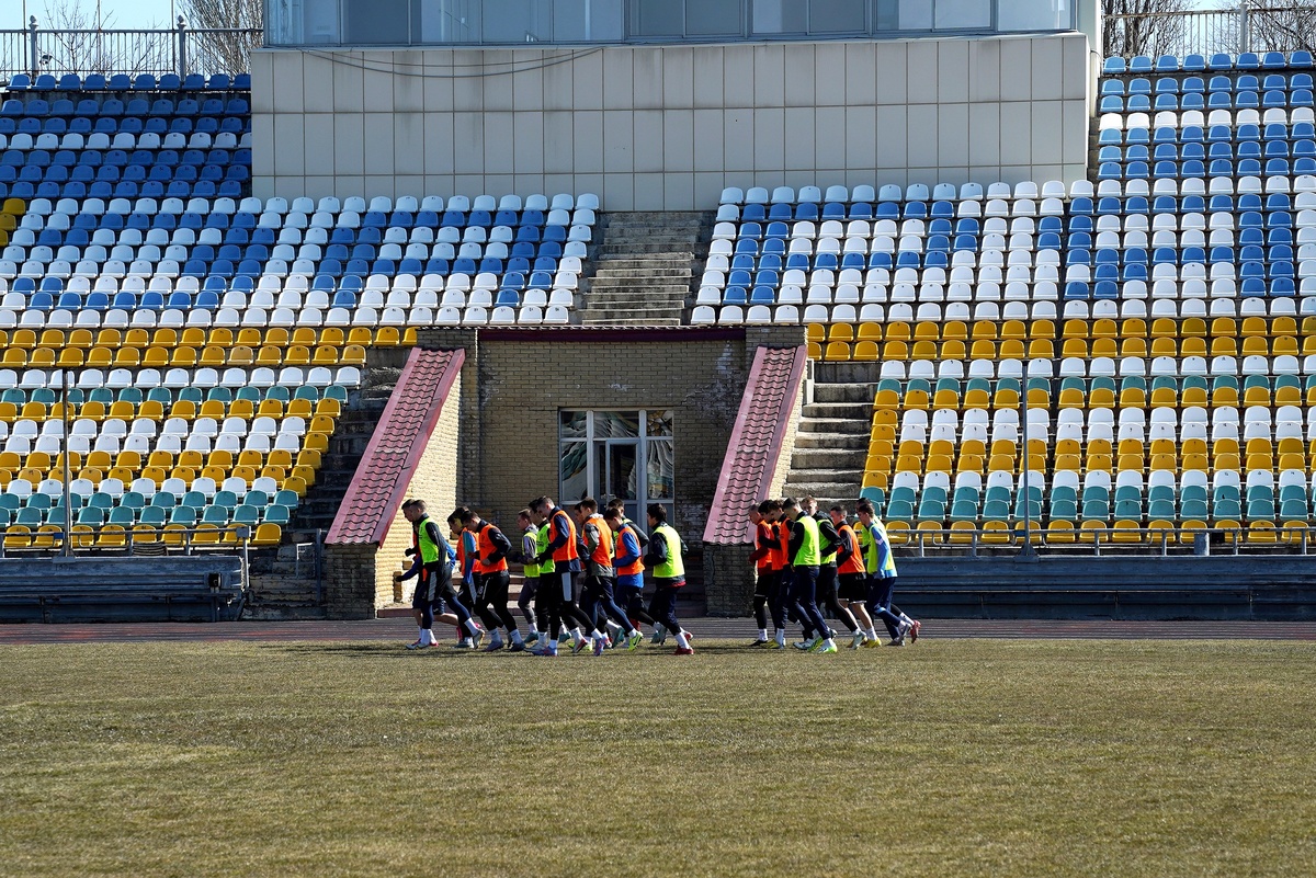    Это классика - разогрев перед тренировкой. Новая "Заря" готовится к Кубку "Содружество". Там играют команды новых регионов. / РИА Новости