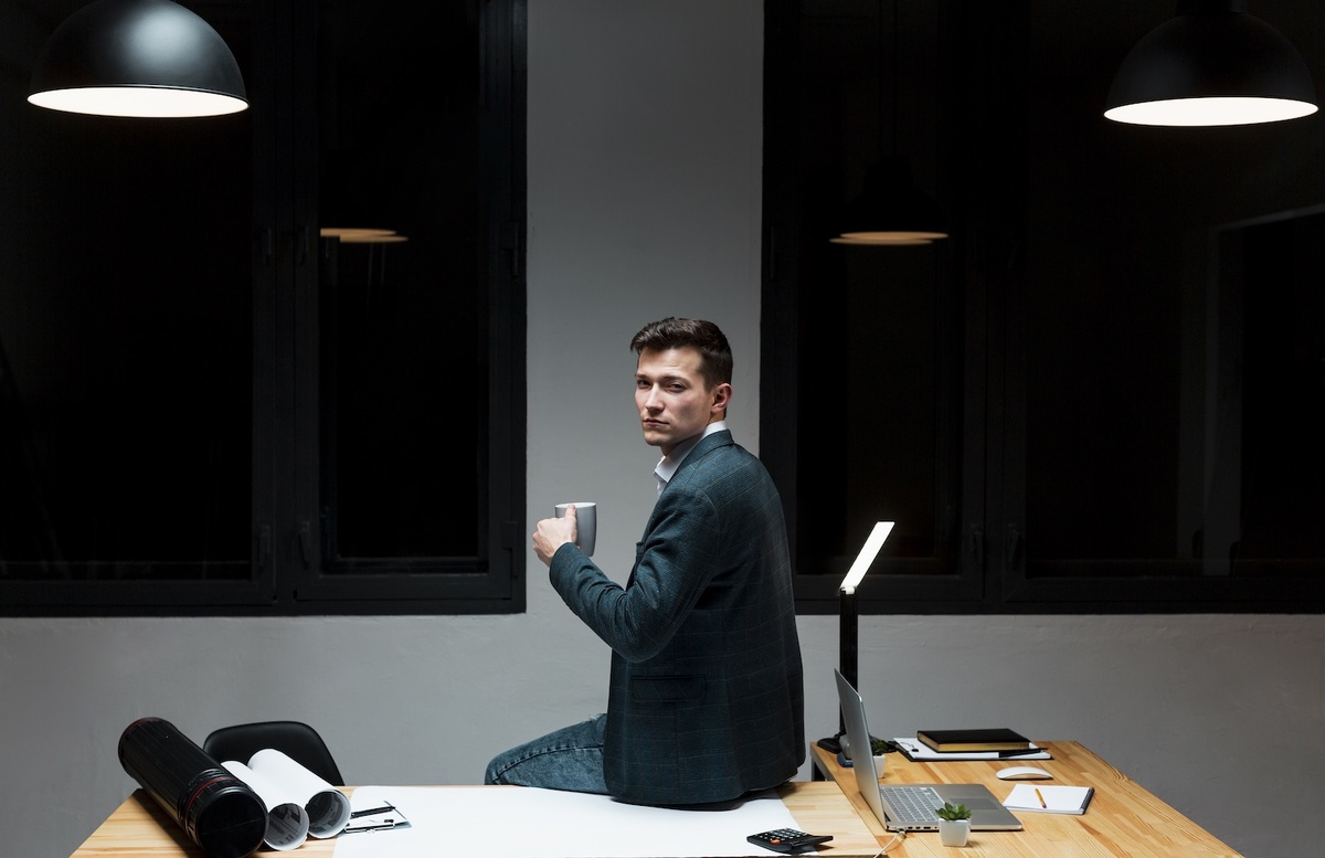 Фото: https://www.freepik.com/free-photo/portrait-adult-male-working-night_7521676.htm