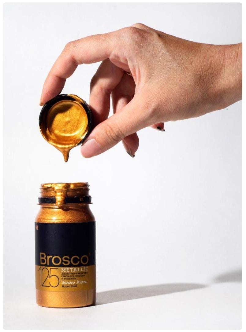 Переносят ли акриловые краски морозы? 

Или как мы замораживали акриловые краски при температуре до −21 градуса и что из этого вышло.

Мы провели небольшой эксперимент: заморозили несколько банок с акриловыми красками del Brosco при разных температурах.

Оттенки серии del Brosco Velvet прекрасно справились с заморозкой до −21 °С! При температуре больше −15 °С краска затвердела и визуально стала слегка похожа на лёд. После разморозки в течение 24 часов при комнатной температуре краска полностью восстановилась.

 Перед нанесением краски на поверхность предварительно её хорошо размешали. Примечательно, что после заморозки краска осталась такой же укрывистой и бархатистой на ощупь. Эксперимент удался!

Напротив, серия del Brosco Metallic показала менее позитивный результат. При температуре −11 °С некоторые краски стали более жидкими, скользкими и менее укрывистыми. 

Ими всё ещё можно пользоваться. Однако наносить краски на поверхность придётся в несколько слоев, что увеличивает расход материала. 

При температуре −16 °С металлики слегка подсохли и стали разваливаться на зернистые частицы пигмента. После заморозки при −21 °С и 24-часовой разморозке при комнатной температуре краска также восстановилась, но изменилась её густота и текстура. И она уже не станет такой, как прежде.


Конечно, ничего не случится с красками за короткое время, пока вы несете покупку из магазина домой по морозной улице. Но старайтесь в холодное время года не забывать их в салоне автомобиля на ночь или не отправлять кому-нибудь в подарок посылкой по почте.

Выбирайте доставку с температурным режимом, и акриловые краски Броско принесут вам ещё много приятных впечатлений! :)