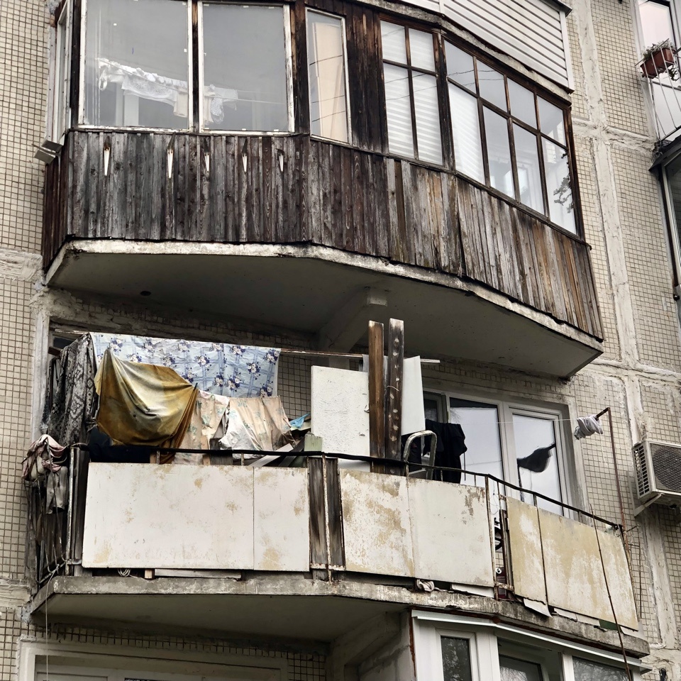 Все фото с балконами сделаны произвольно по пути домой.