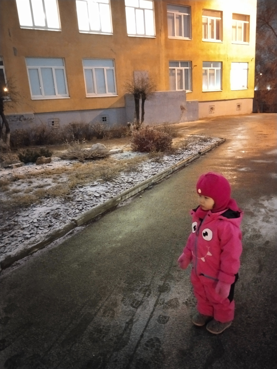 Долго стоит и смотрит в сторону школы. 