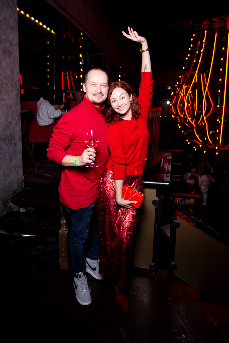Кстати,  я свой образ с юбкой в пайетки уже выгуляла 1 декабря на концерте в Lюstra Баре. Ходили с Антоном на Sula Fray — одно из наших музыкальных открытий года 🎶