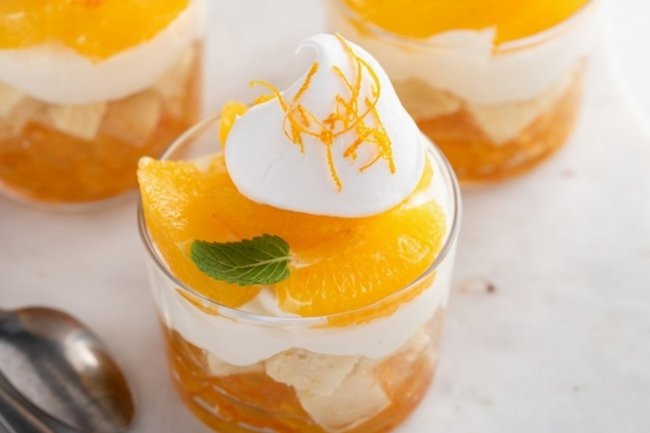    Торт в стаканах с апельсиновым желе — необычный новогодний десерт
