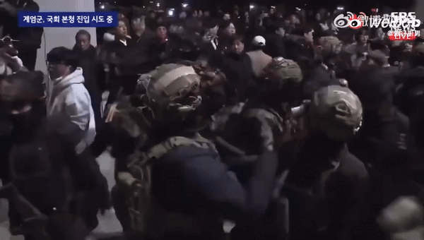    Допустим, президент Пак шла с очень высокими лозунгами, но тоже в итоге оказалась в тюрьме по обвинению в коррупции. Она была дочкой предыдущего президента, политически популярного именно среди левых, но и правые президенты примерно так же заканчивали жизнь самоубийством либо шли в тюрьму по обвинению в коррупции.