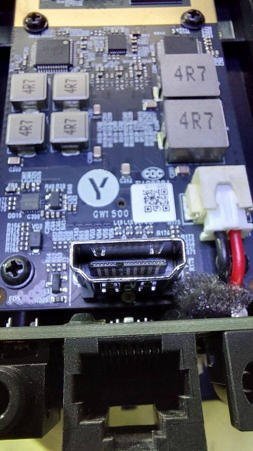 Разъём HDMI Яндекс Макс выглядит устало